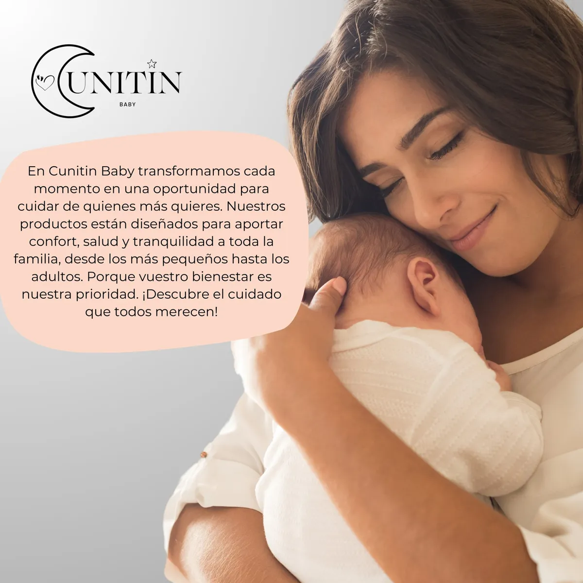 Madre sonriendo con su bebé en brazos